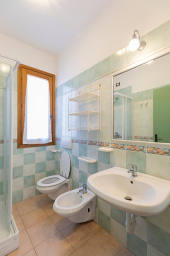 Bathroom 1, Villa le Palme, Livorno