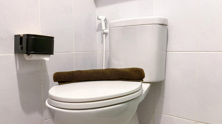 Bathroom 5, Spacious 1BR at Tokyo Riverside PIK 2 Apartment By Travelio, Tangerang