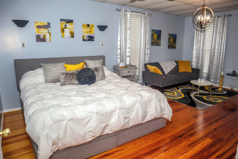 Bedroom 3, Downtown Cozy 2 BR Apt - 4min drive MardiGras Park, Mobile