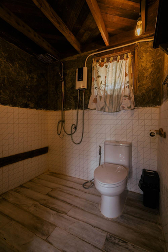 Bathroom 4, The River Runs Chiang Klang, Chiang Klang