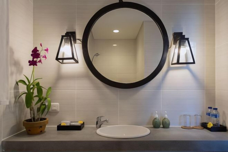 Bathroom 13