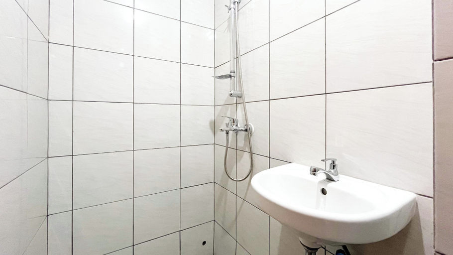Bathroom 5, Minimalist Studio (No Kitchen) At Bandaraya - Tallasa City Makassar Apartment, Makassar