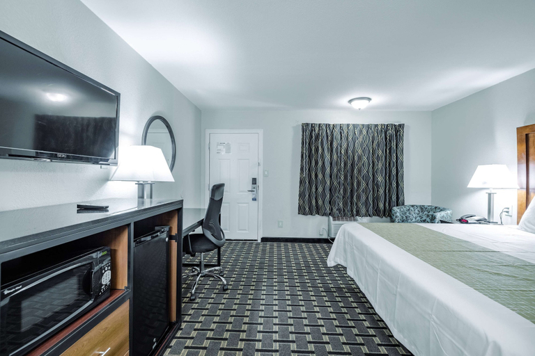 Bedroom 3, Travelodge by Wyndham Jackson I-40 Exit 82, Madison