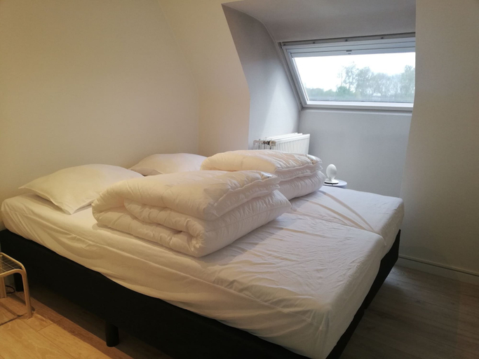 Bedroom 2, Beautiful Villa for Groups With Swimming Pool, Sauna and Wifi, Oost-Vlaanderen