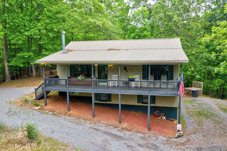 Mountain Community Home In Ellijay! Games, Private Hot Tub and Sunsets!, Gilmer