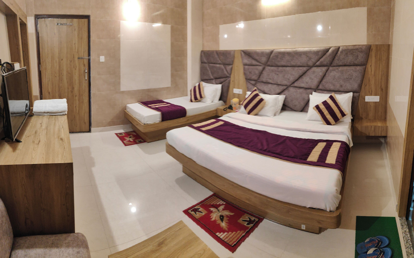 Bedroom 2, Hotel Sunshine, Reasi