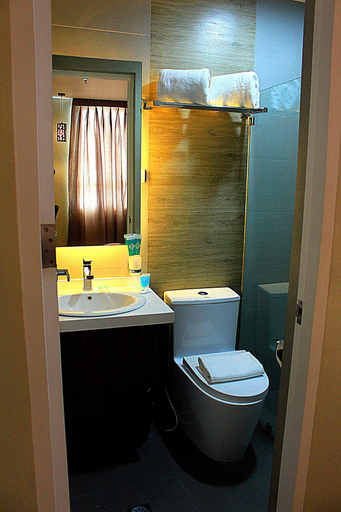 Bathroom 4, Hotel Estrella, Tacloban City