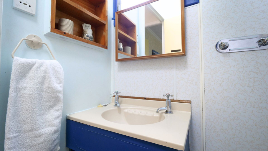Bathroom 3, Possum Lodge, Southland