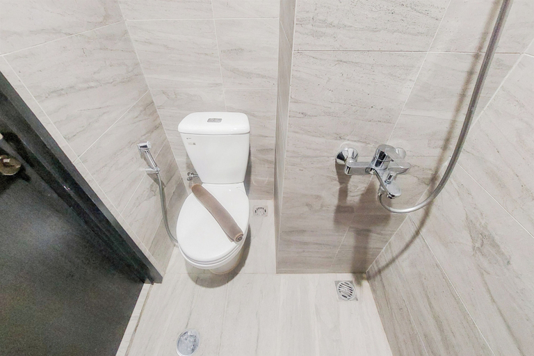 Bathroom 3, Homey And Cozy Living Studio At Collins Boulevard Apartment, Tangerang