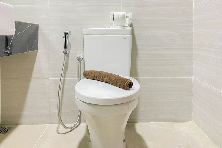 Bathroom, Good Choice And Best Location Studio West Vista Apartment, Jakarta Barat