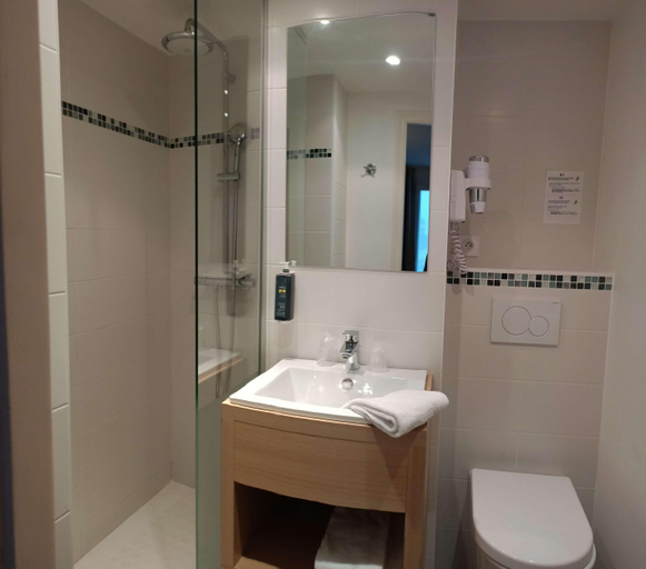 Bathroom 4, Brit Hotel Les Alizes, Loire-Atlantique