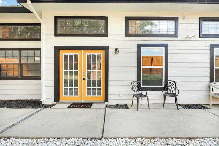 Exterior & Views, Graffiti and Glam Wonderland, Comal