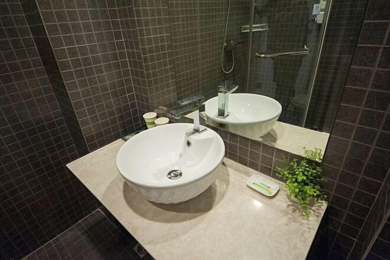 Bathroom 2, Yantong Hotel, Nantong
