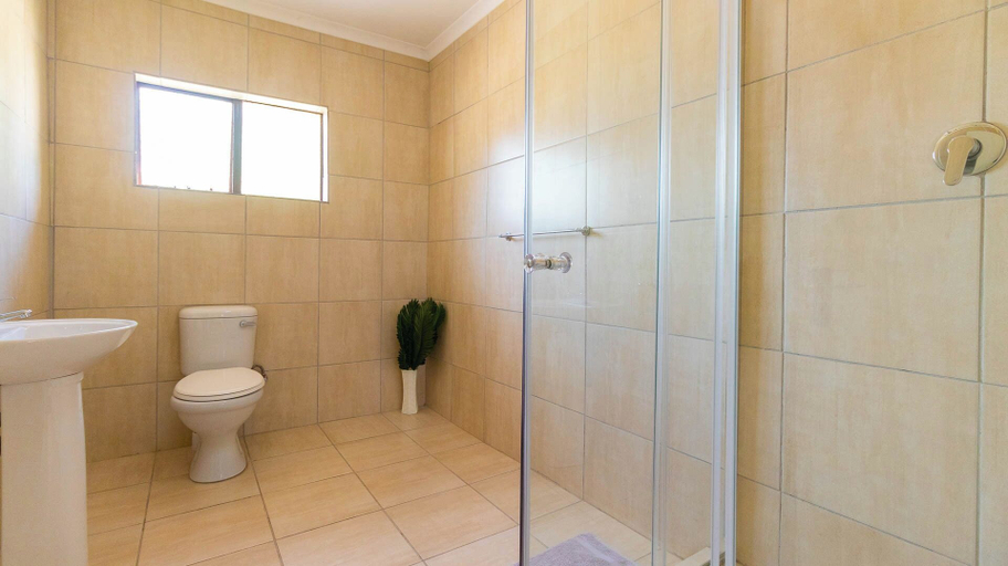 Bathroom 4, Meredale Lodge, City of Johannesburg
