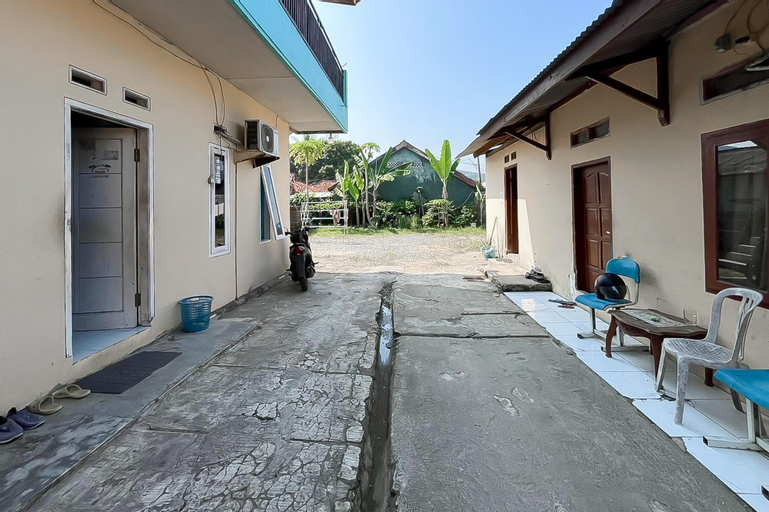 Exterior & Views 2, RedDoorz @ Penginapan Bunda, Sukabumi