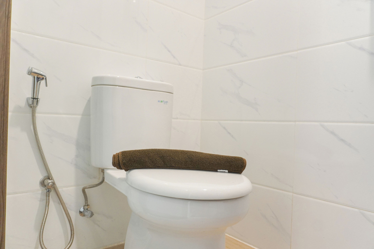 Bathroom 2, Furnished And Cozy Studio Sky House Alam Sutera Apartment, Tangerang