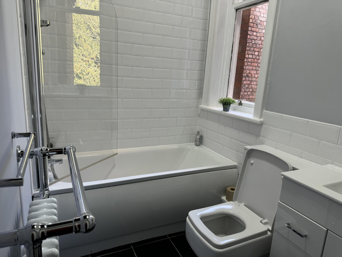 Bathroom 4, Beautifully Lit Airy 1-bed Apartment in Liverpool, Sefton