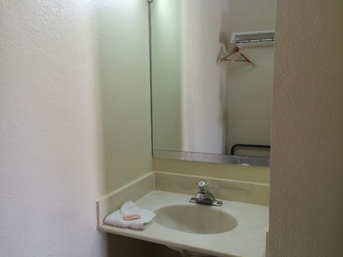 Bathroom 2, Carpet Inn, Lee