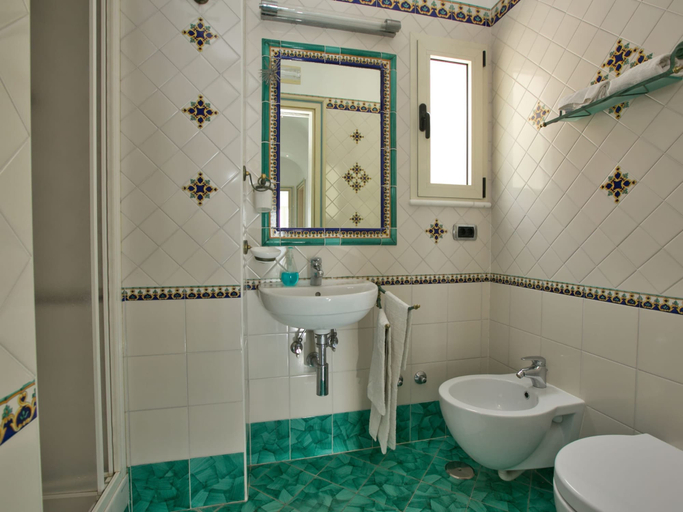 Bathroom 5, Apartment near Praia with Large Terrace & Spectacular Views, Salerno