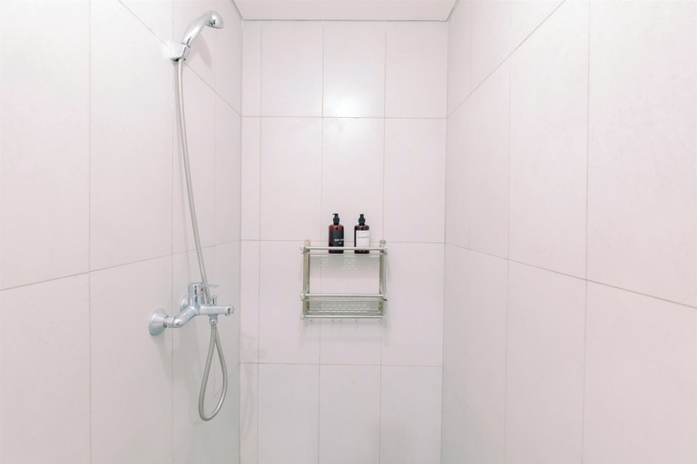 Bathroom 3, Homey And Restful Studio Royal Sentul Park Apartment, Bogor