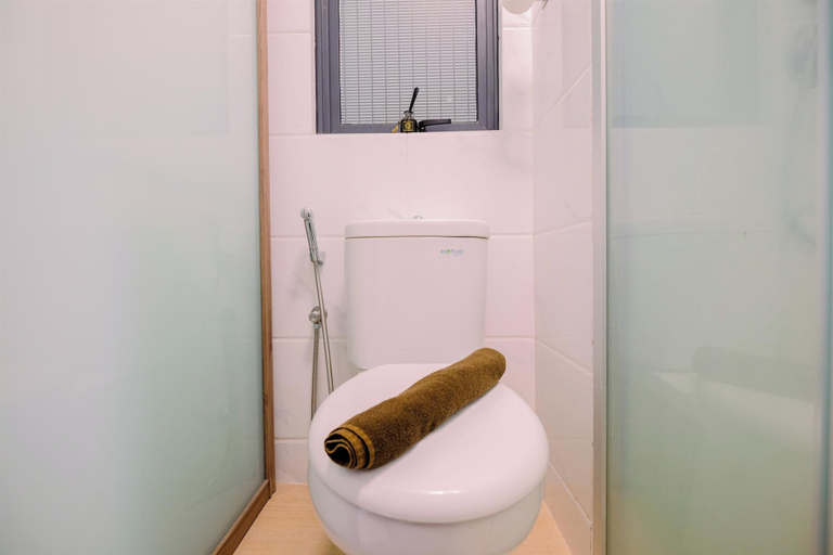 Bathroom, Modern Look 2Br At Sky House Bsd Apartment, South Tangerang