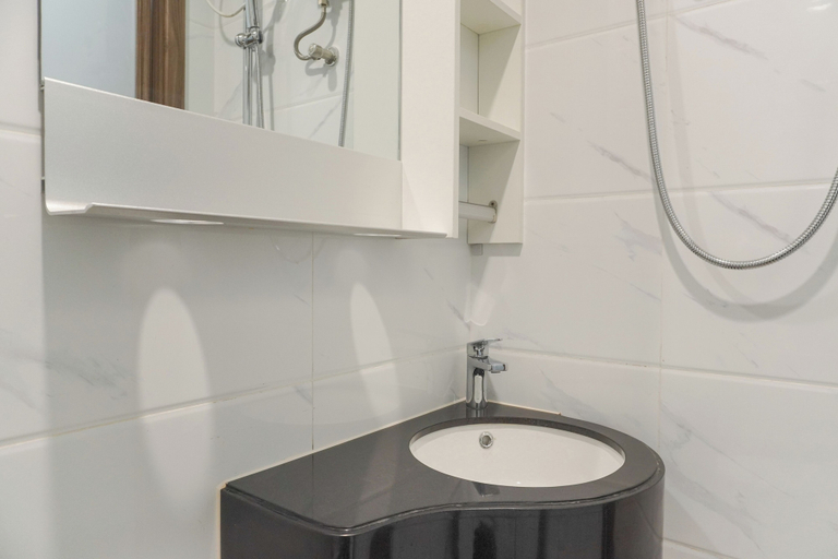 Bathroom 4, Comfort Stay Studio Sky House Alam Sutera Near Ikea Apartment, Tangerang
