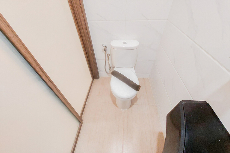 Bathroom 2, Cozy Living Studio Sky House Bsd Apartment Near Aeon Mall, Tangerang Selatan