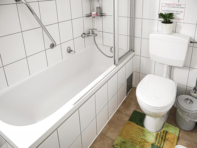 Bathroom, Gemutliche Privatzimmer mit geteiltem Bad, Kuche und Garten, München