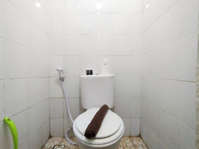 Bathroom 3, Strategic And Nice Studio Apartment At Suites @Metro, Bandung