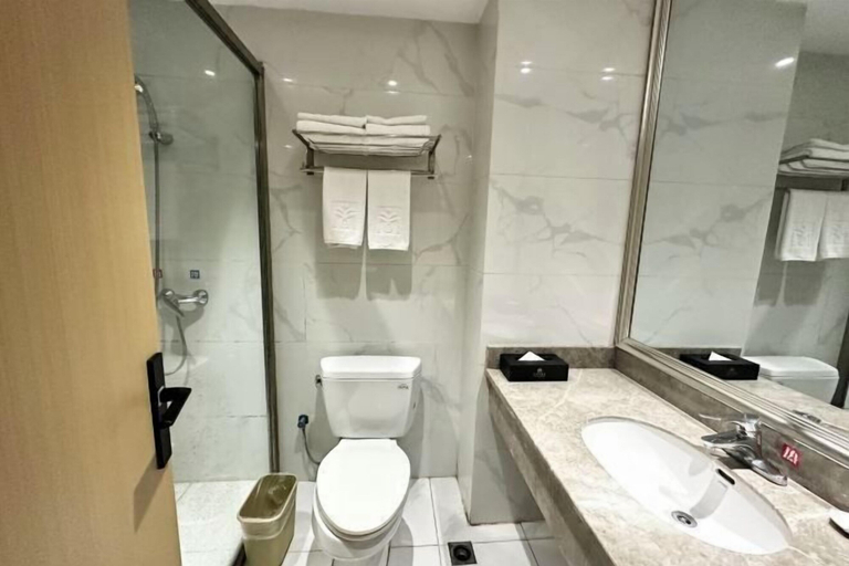 Bathroom 4, Yunyang Huaxu Hotel, Chongqing