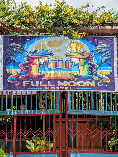 Full Moon Hostel - Beer Pong Central, Coron