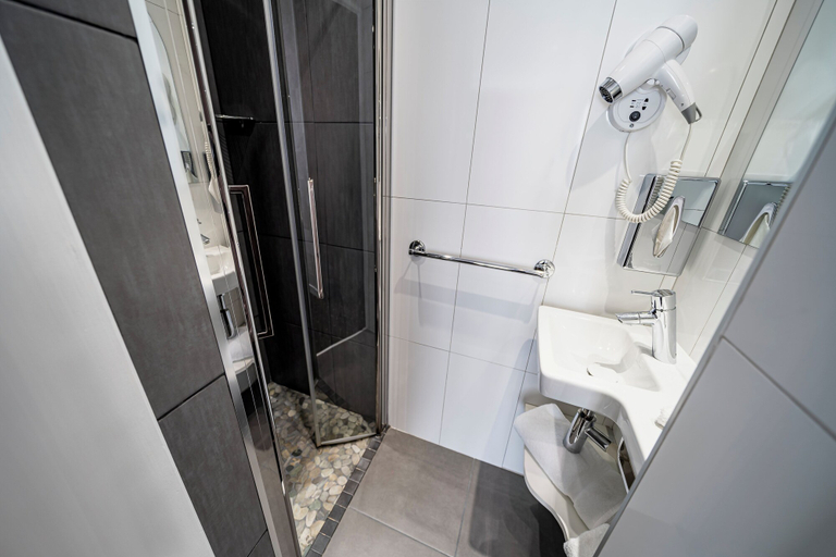 Bathroom 4, Hôtel de La Paix Tour Eiffel, Paris