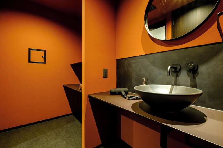 Bathroom 3, YANAKA SOW, Taitō