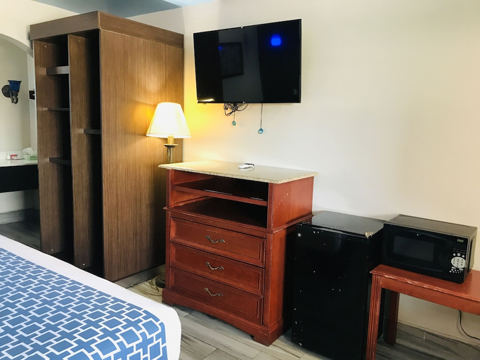 Bedroom 2, Summit Inn, Houston