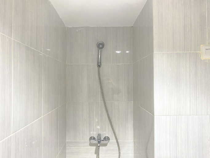 Bathroom 2, Best Deal And Restful 1Br Vasanta Innopark Apartment, Cikarang