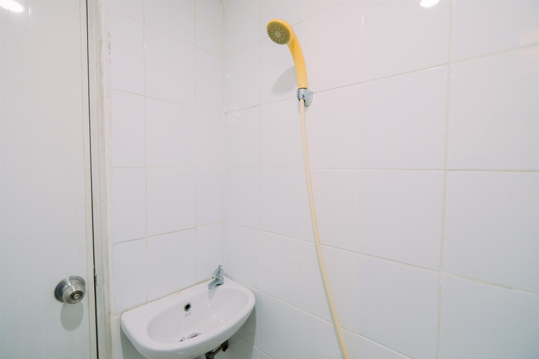Bathroom 5, Modern And Homey 2Br At Green Pramuka City Apartment, Central Jakarta