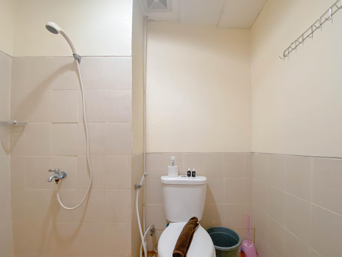 Bathroom 5, Homey 2BR Apartment Gateway Ahmad Yani Cicadas By Travelio, Bandung