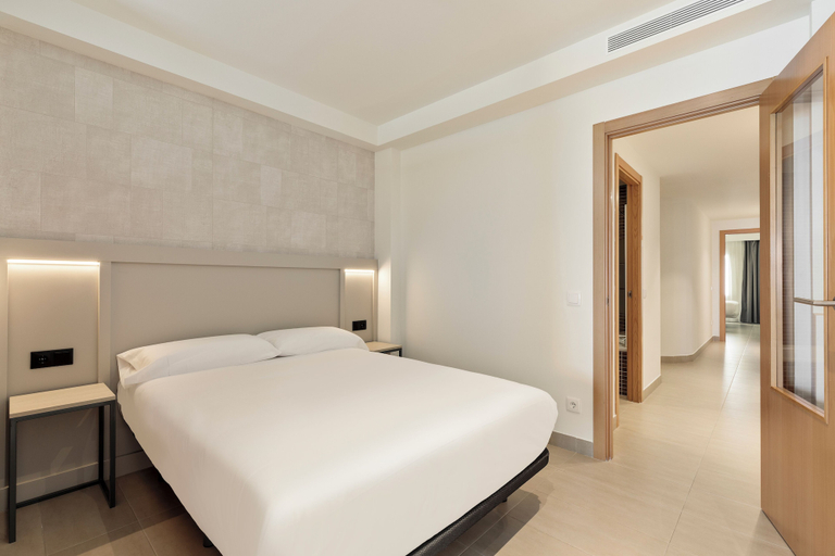 Bedroom 4, Aparthotel Xic, Girona