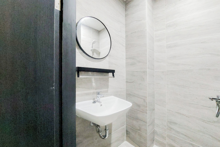 Bathroom 3, Modern Look Studio Room Collins Boulevard Apartment, Tangerang