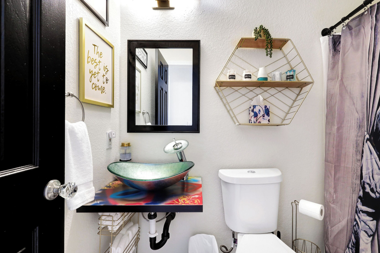 Bathroom 4, Graffiti and Glam Wonderland, Comal
