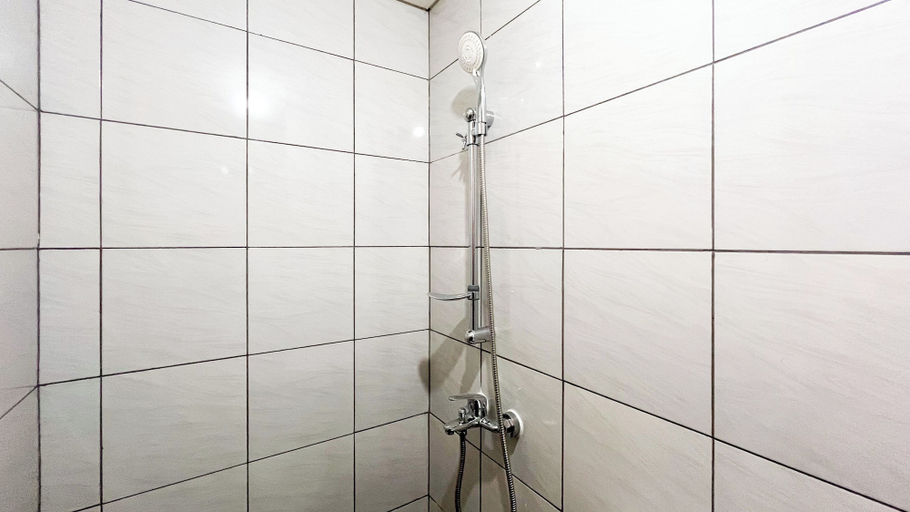 Bathroom 4, Tranquil Studio (No Kitchen) Apartment Bandaraya - Tallasa City Makassar, Makassar