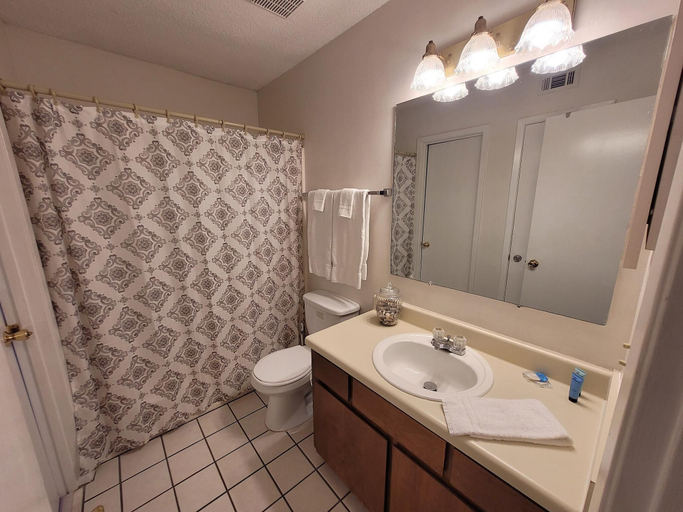 Bathroom 3, Portside P1, Bay