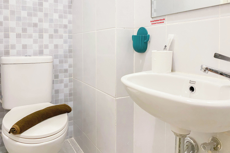 Bathroom 3, Cozy Living Studio At Tokyo Riverside Pik 2 Apartment, Tangerang