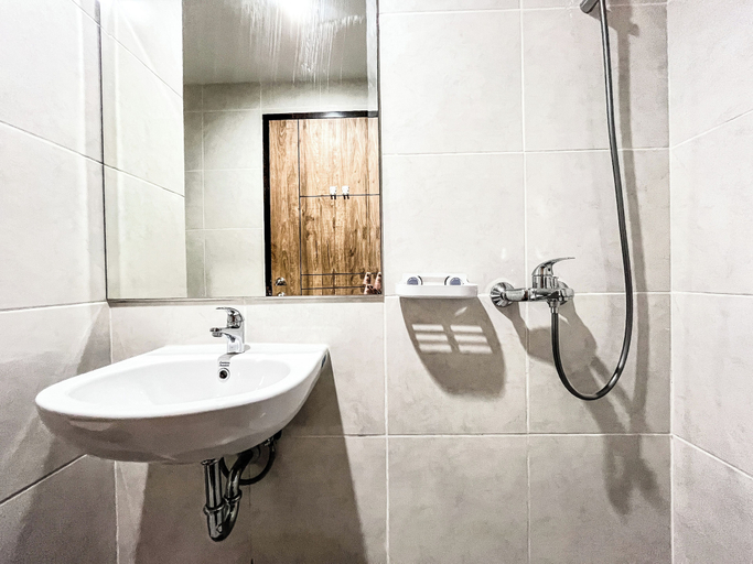Bathroom 3, Best Deal And Comfy Studio At Delft Ciputra Makassar Apartment, Makassar