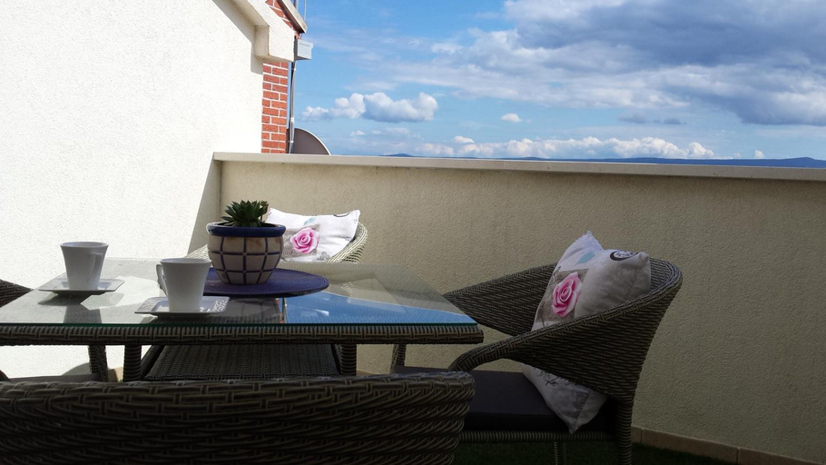 4, Apartments Benika, Bol