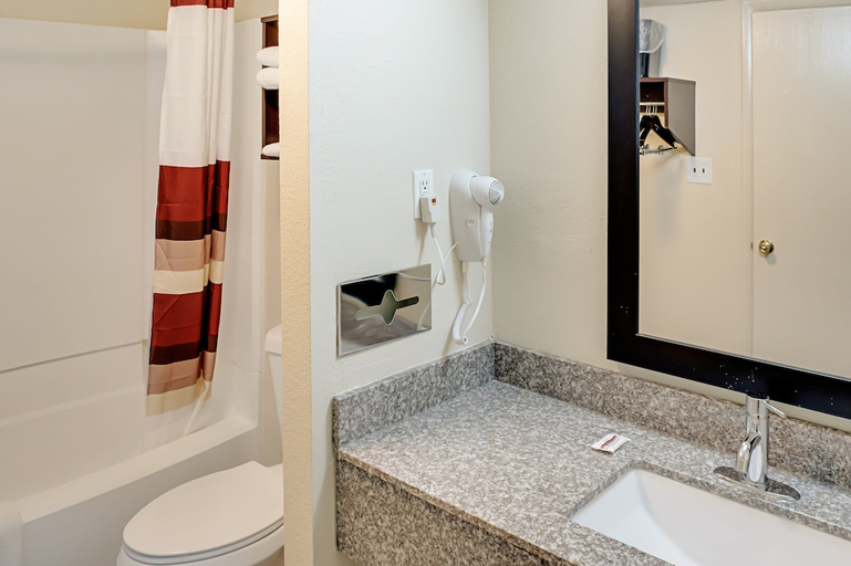 Bathroom 4, Red Roof Inn Indianapolis - Castleton, Marion
