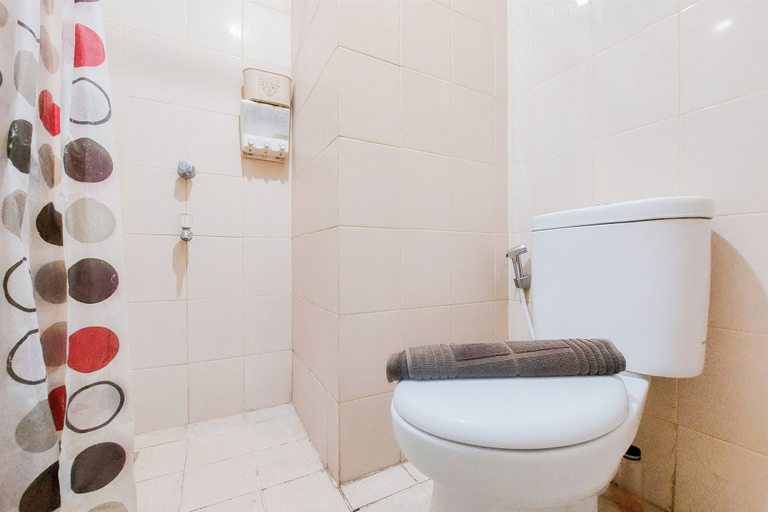 Bathroom 3, Good Choice And Homey Studio At Serpong Greenview Apartment, Tangerang Selatan