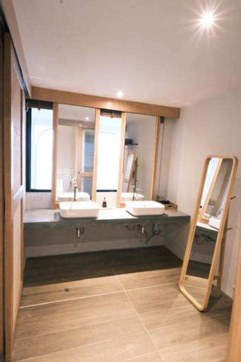 Bathroom 13