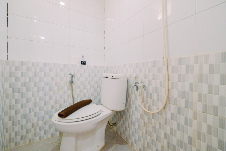 Bathroom 4, Strategic And Comfy 2Br At Green Pramuka City Apartment, Jakarta Pusat