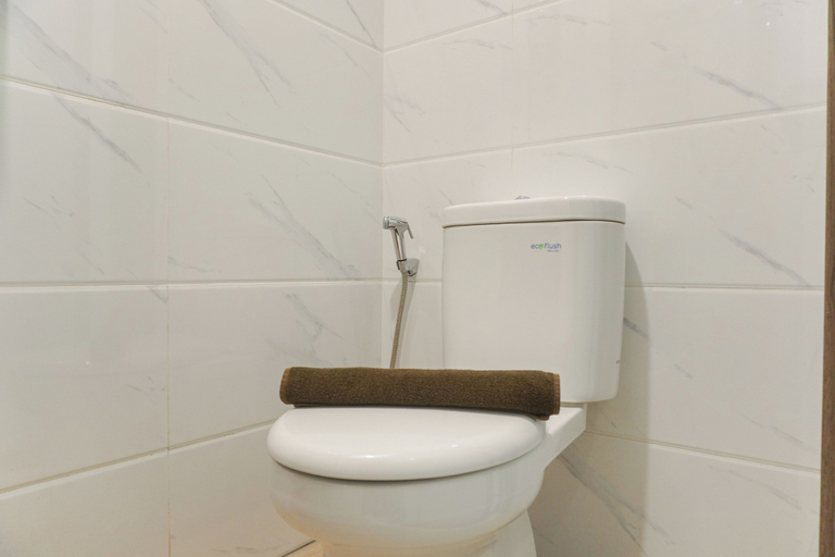 Bathroom 2, Good And Modern Studio At Sky House Alam Sutera Apartment, Tangerang